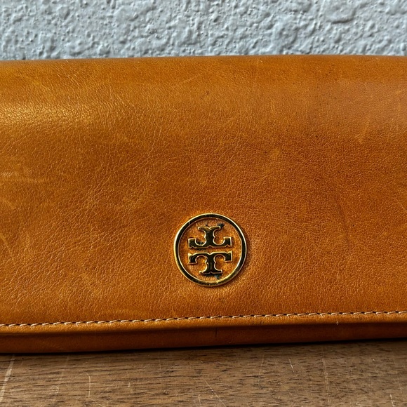 Tory Burch Robinson Continental Wallet - Picture 9 of 9